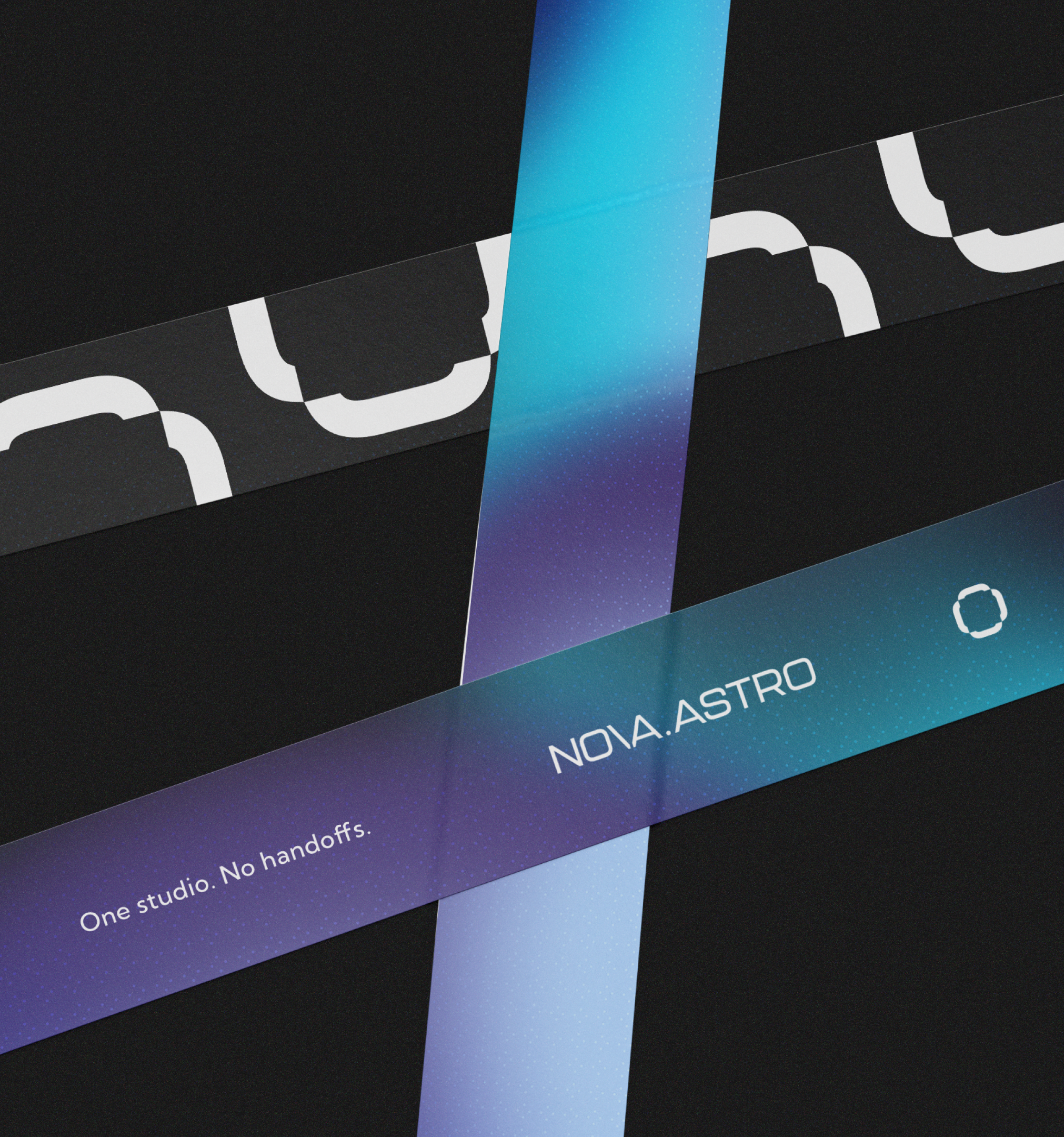 Two crossed Nova.Astro straps